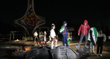 Hafız Esad’ın heykeli Emevi Meydanı’nda sürüklenmeye devam ediyor