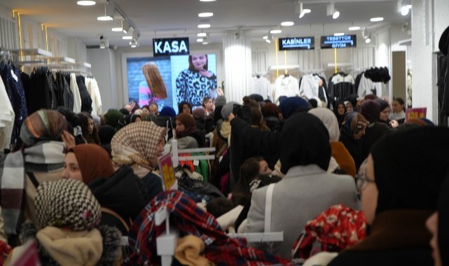 İndirimli ürünlerden almak isteyen vatandaşlar kasa önünde kuyruklar oluşturdu