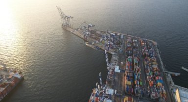 İstanbul Ambarlı Limanı’nda su alan gemi yan yattı