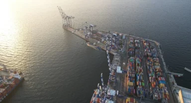 İstanbul Ambarlı Limanı’nda su alan gemi yan yattı