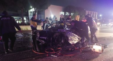 İzmir’de 2 otomobil çarpıştı: 1 kişi hayatını kaybetti