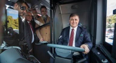 İzmir’de Dinamik Şarjlı Elektrikli Otobüs dönemi başlıyor: Başkan Tugay, 80 milyon Euro’luk kredi için ilk imzayı attı