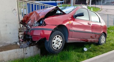 İzmir'de otomobil üst geçide çarptı