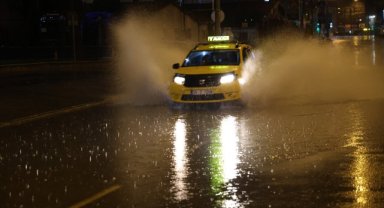 İzmir'de sağanak yağış etkili oluyor