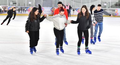 İzmir’in buz pisti doldu taştı Başkan Tugay “zam yok” dedi