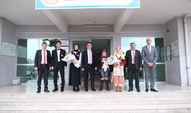 İzmir PİKTES Halk Oyunları Ekibi ve Türk Halk Müziği Topluluğu Sosyal Uyum Gösterisi Karabağlar Halk Eğitim Merkezinde gerçekleştirildi.