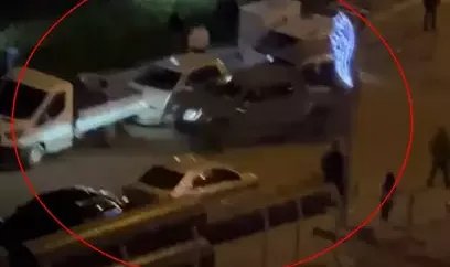 Kamyonetini yayaların üzerine sürüp park halindeki araçlara çarpan sürücüyü linçten polis kurtardı