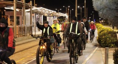 Karşıyakalı bisiklet tutkunları gece sürüşünde buluştu