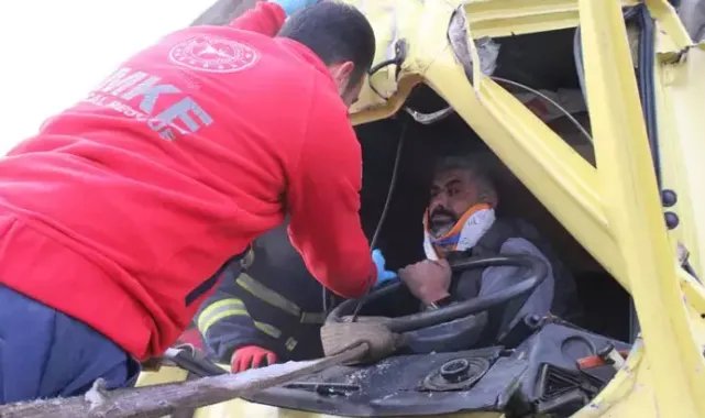 Kazada kamyonda sıkışan sürücü 40 dakikalık çalışmayla kurtarıldı