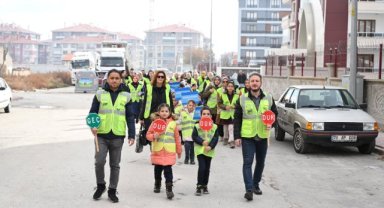 Konya büyükşehir öğrencilerin okula güvenle gitmesi için "yayabüs" projesini başlattı