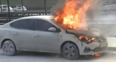 Küçükçekmece D-100'de otomobil alev alev yandı; trafik durdu