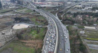 Küçükçekmece'de otomobil yangını