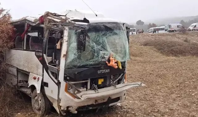 Kütahya’da işçi servisi şarampole devrildi; 1 ölü, 9 yaralı