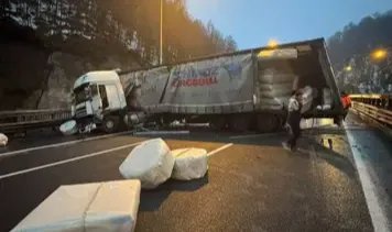 Makaslama yapıp, yolu kapatan TIR'a otomobil çarptı