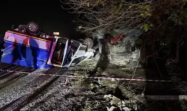 Manisa'da hafif ticari araç ile kamyonet çarpıştı: 6 yaralı
