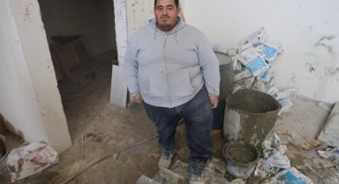 Markete girerken çamurlu ayakkabılarını çıkaran inşaat işçisi söyledikleriyle yürekleri ısıttı