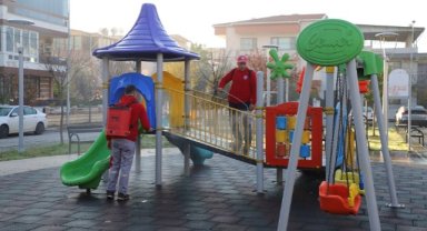 Menderes’te Parklar Dezenfekte Edildi