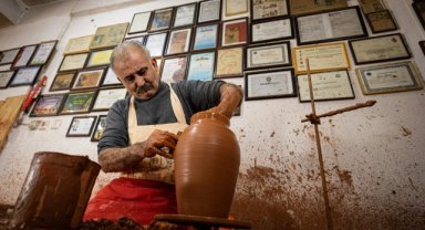 Ömrünü çömlekçiliğe adayan UNESCO ödüllü sanatkâr dünyaya usta yetiştiriyor