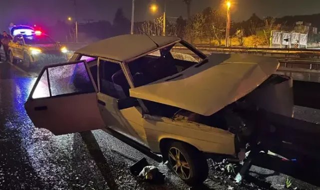 Otomobil bariyere çarptı: 5 yaralı