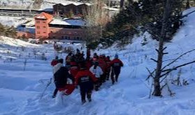 Palandöken Kayak Merkezi'nde çığ düştü: 3 kişi kurtarıldı, 2 kişi çığ altında
