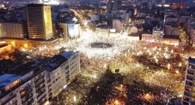 Sırbistan'da tren istasyonundaki ölümlü kazaya ilişkin öğrenci gösterileri sürüyor