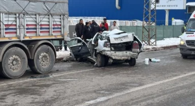 Sivas’ta tıra çarpan Fiat Tempra otomobil hurdaya döndü