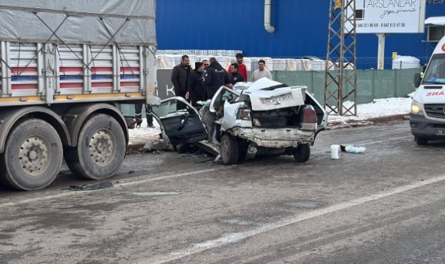 Sivas’ta tıra çarpan Fiat Tempra otomobil hurdaya döndü