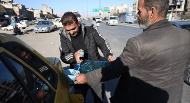 Suriye'de benzini seyyar satıcılar satıyor