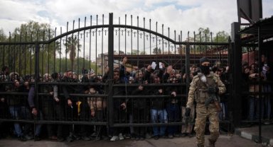 Suriye'de rejim askerleri teslim oluyor