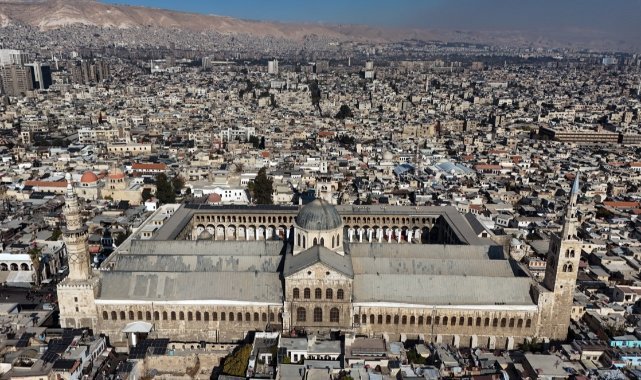 Suriyeliler Esad sonrası ilk cuma namazı için Emevi Camii'ne akın etti