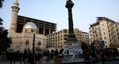 Suriyeliler, Merce Meydanı'na astıkları fotoğraflarla yakınlarını arıyor