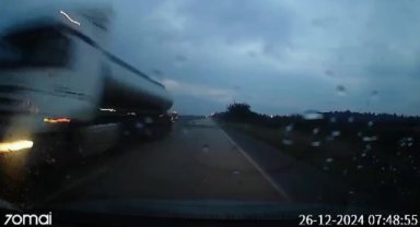 Sürücüsünün direksiyon hakimiyeti kaybettiği tanker karşı şeride geçti