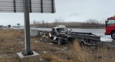 TEM’de bariyerlere ok gibi saplanan aracın motoru ve tavanı koptu