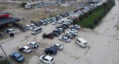 Ülkelerine dönmek isteyen Suriyeliler, araçlarını satmak için araba pazarına akın etti