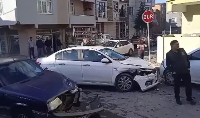 Ümraniye'de 2 otomobil çarpıştı; sürücüler yaralandı