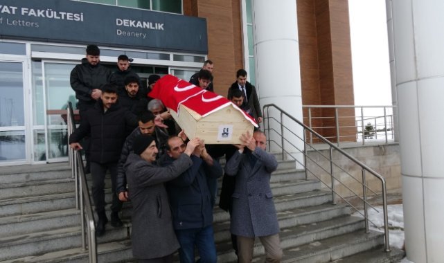Üzerine çatıdan buz kütlesi düşen genç yaşam mücadelesini kaybetti