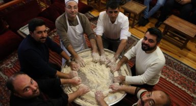 Yapımı 5 saat süren asırlık tatlı, lezzetiyle damak çatlatıyor