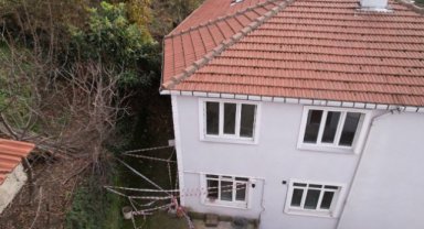 Yaşlı çift, heyelan nedeniyle girişi kapanan evlerine pencereden giriyor