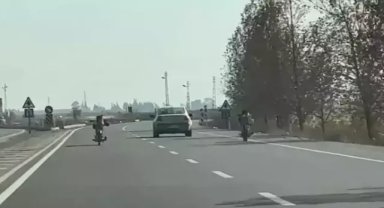 Yüzüstü yatarak motosiklet kullanan gençlerin tehlikeli yolculuğu