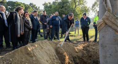 Başkan Tugay, yeni yılın ilk gününde Kültürpark’ta ağaç dikti: Kültürpark’ın yeşil dokusu zenginleşiyor