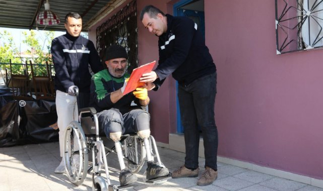 Bayraklı Belediyesinden engelli vatandaşlara tekerlekli sandalye