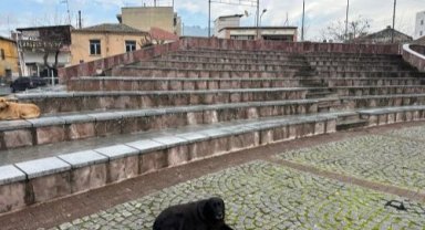 Bergama Cumhuriyet Meydanı bakımsızlığa terk edildi