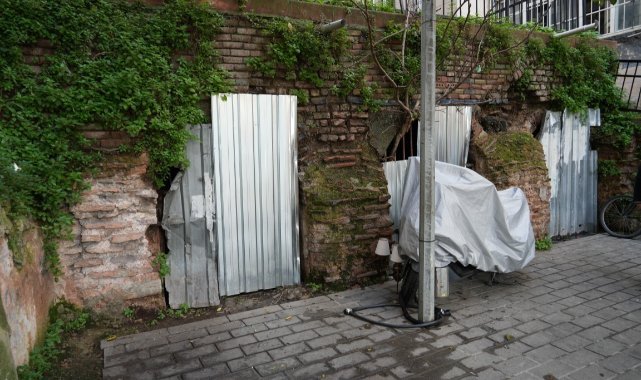 Bin 500 yıllık Bizans dönemi sarnıcı harabeye döndü: Kemerleri garaj kapısı gibi kapatıldı
