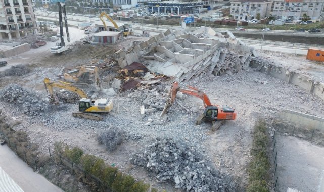 Deprem etkisi yaşatan 14 katlı binanın yerle bir olduğu anlar havadan görüntülendi