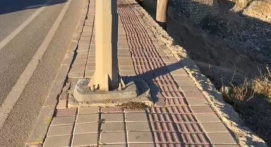 Dicle Elektrik ekipleri diktikleri elektrik direğiyle engelli yolunu kapattı, vatandaş tepki gösterdi