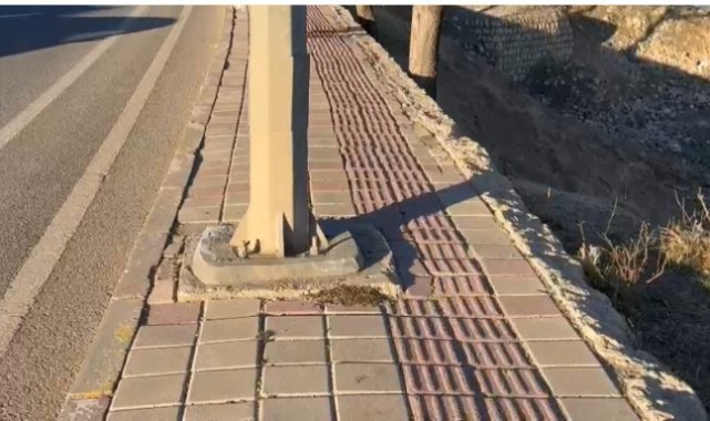 Dicle Elektrik ekipleri diktikleri elektrik direğiyle engelli yolunu kapattı, vatandaş tepki gösterdi