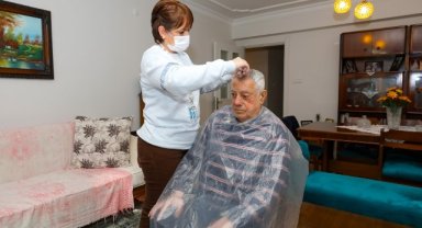 Gaziemir Belediyesi’nden evde kuaför hizmeti