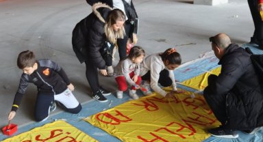 Göztepeli çocuklar, Alanyaspor maçının pankartlarını yaptı