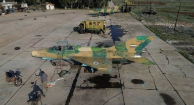 Hama Hava Üssü'nde Esad'ın saldırılarda kullandığı uçaklar görüntülendi