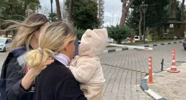 Hırsızlık şüphelisi, kucağındaki çocuğuyla adliyeye sevk edildi